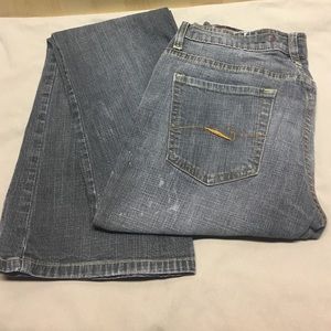 Distressed ilin Jeans